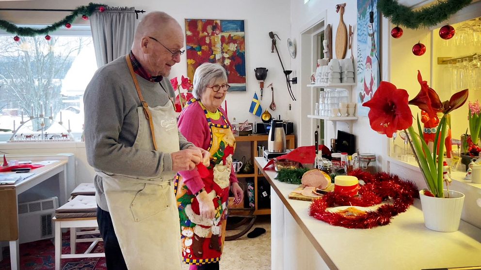 Karin och Hans Holmström, två äldre personer, bjuder in ensamma till julbord på julafton på sitt pensionat.