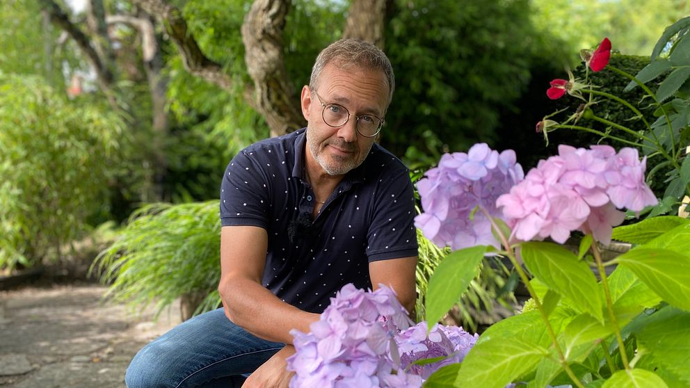 Trädgårdsodlare Per Härdin bakom blommor i sin trädgård