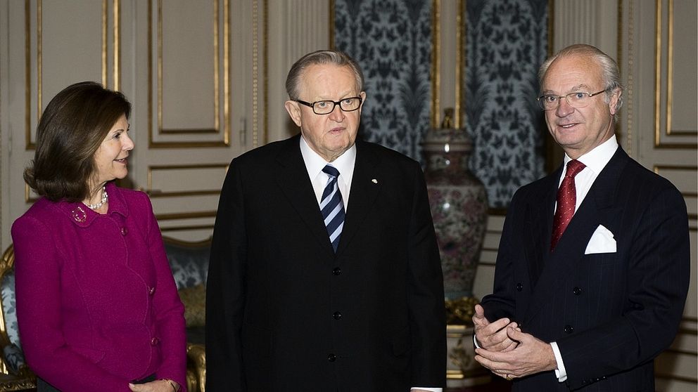 Kuningas Kaarle XVI Kustaa ja kuningatar Silvia järjestivät lounaan Nobelin rauhanpalkinnon saajalle, presidentti Martti Ahtisaarelle, Tukholman kuninkaanlinnassa joulukuussa 2008.