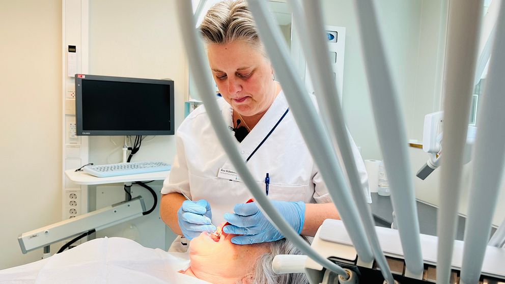 Tandläkare undersöker patient