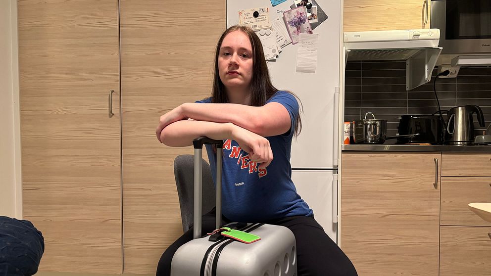 Lova Bohman med hennes resväska i hennes studentlägenhet