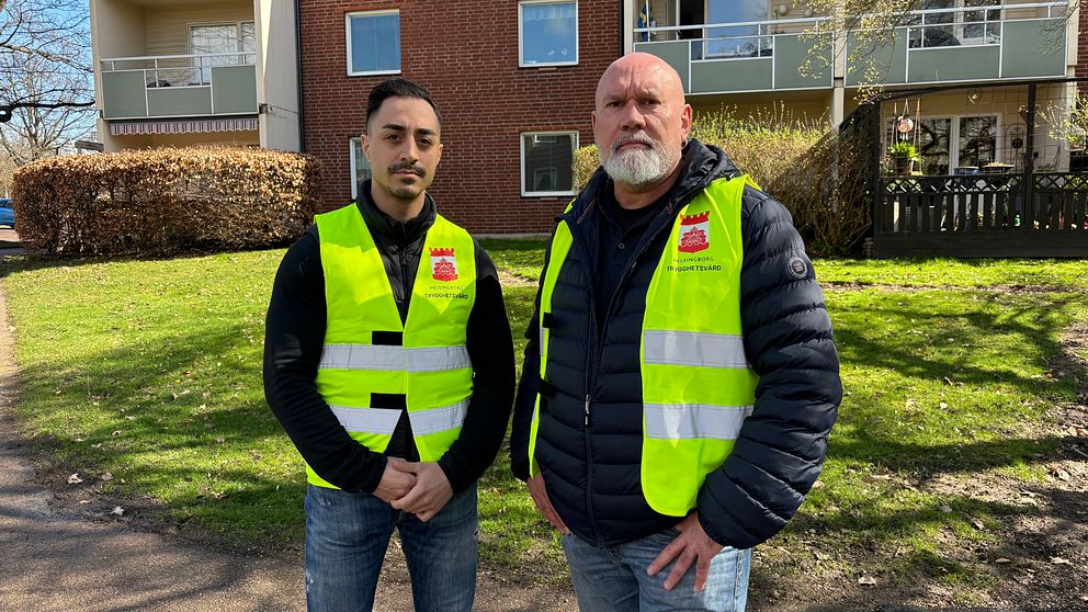 Trygghetsvärdarna Behzad Javadi och Lars Lindell på plats i Adolfsberg.