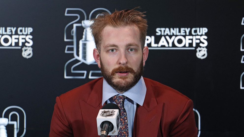 Hockeyspelare intervjuas vid mikrofon under presskonferens för Stanley Cup-slutspelet.