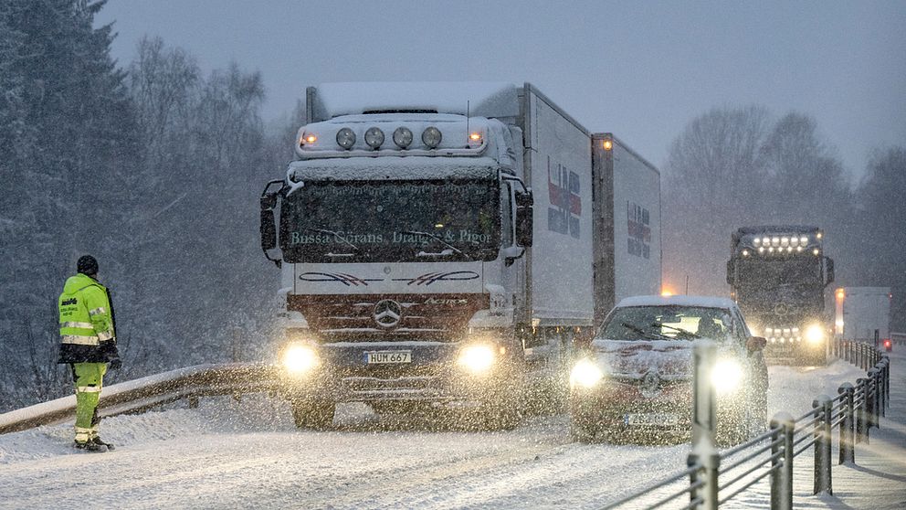Bild på lastbilar och bilar i snövädret.