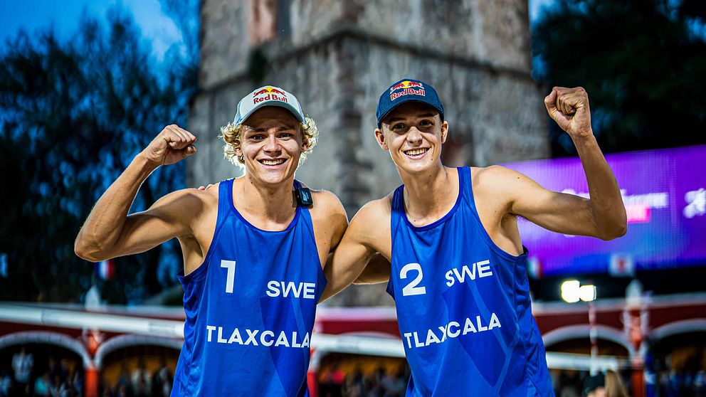 På denna handoutbild från Volleyball World ses Sveriges Jonatan Hellvig och David Åhman under semifinalen mot Polens Bartosz Losiak och Michal Bryl i VM i beachvolley den 15 oktober 2023 i Tlaxcala, Mexiko.