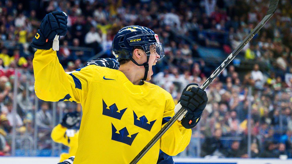 Joel Eriksson Ek firar efter att ha gjort det avgörande målet mot Finland
