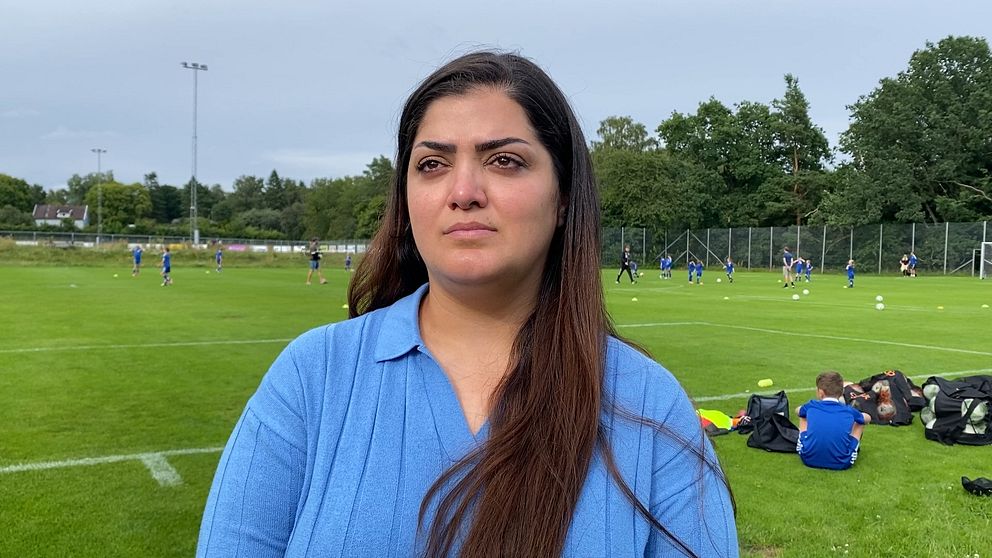 Bild på Lorin Ghanem framför Asarums idrottsplats.
