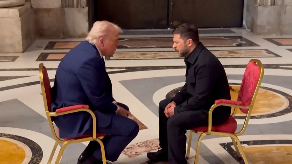 Donald Trump och Volodymyr Zelenskyj sitter mitt emot varandra på varsin stol i Peterskyrkan.