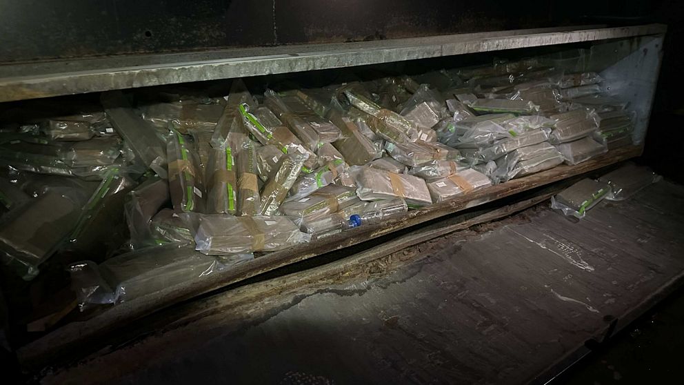 Ett utrymme i en lastbil som är fylld med vakuumförpackade paket.