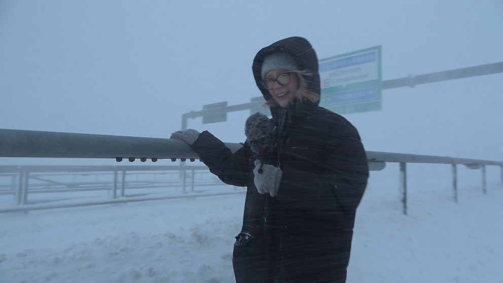 SVT:s reporter Vilma Pettersson på Sundsvallsbron i snö och blåst.