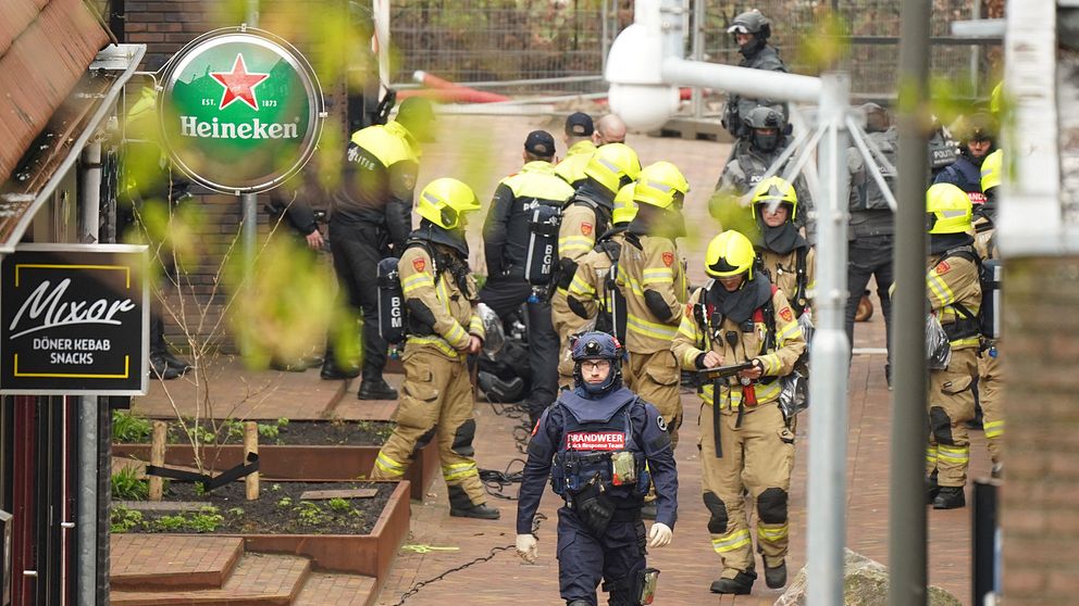 Polis och räddningspersonal vid ett gisslandrama i nederländska Ede.