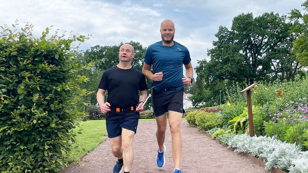 Blind löpare springer med sin ledsagare
