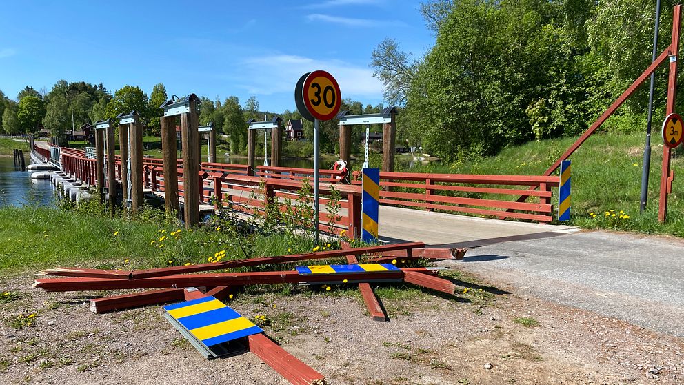 Flottbron i Gagnef, skyddsportalen påkörd och ligger trasig på marken.