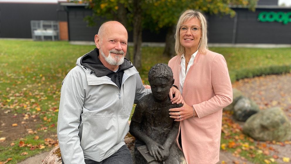 Per Lidvall och Jessica Lindegren från Älvkarleby kommun tillsammans med ny staty i samband med  Stig Dagermans 100-årsdag