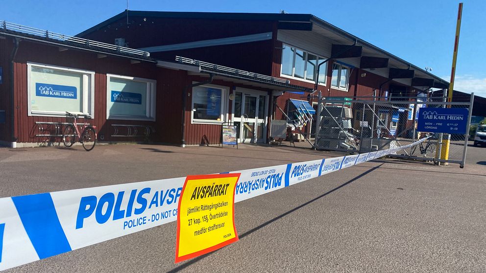 Avspärrningsband utanför AB Karl Hedins där det varit inbrott den 27 juni.
