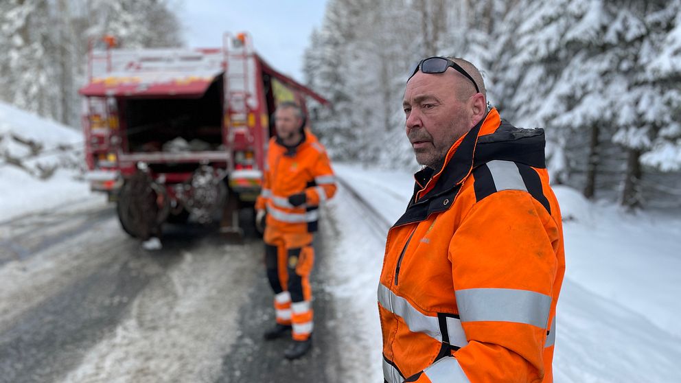 Två bärgare och en bärgningsbil står på vägen.