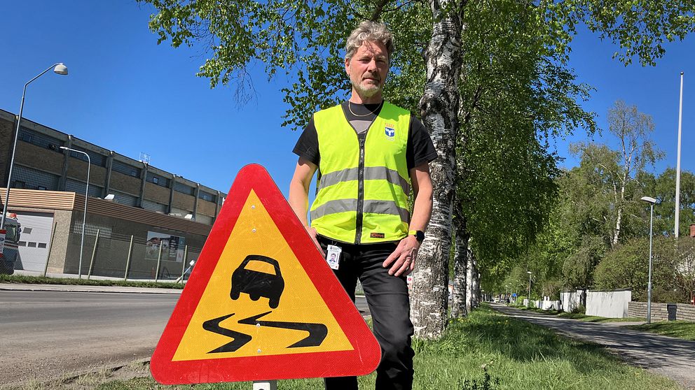 Ulf Norlen, chef tekniska förvaltningen i Östersund står längs rådhusgatan på Söder, bredvid en skylt som varnar om att det kan vara hal vägbana.