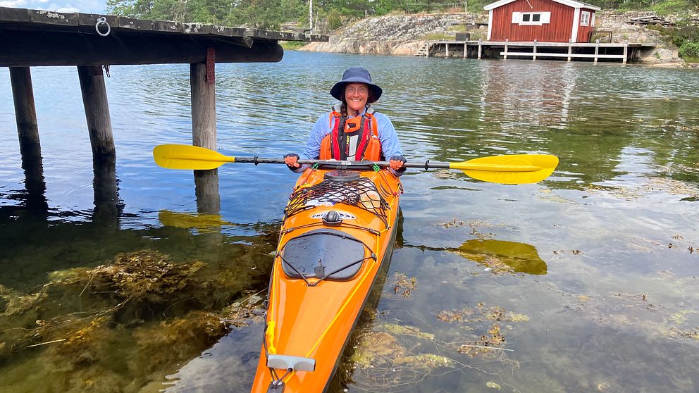 Lina Hallebratt i sin kajak vid vid Flatö Västervik