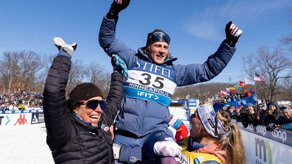 Gus Schumacher firar sin skrällseger i världscupen längdskidor
