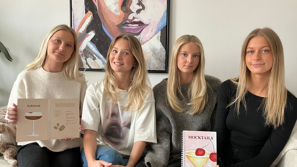 Fyra personer sitter på soffa, två håller i böcker om cocktails.