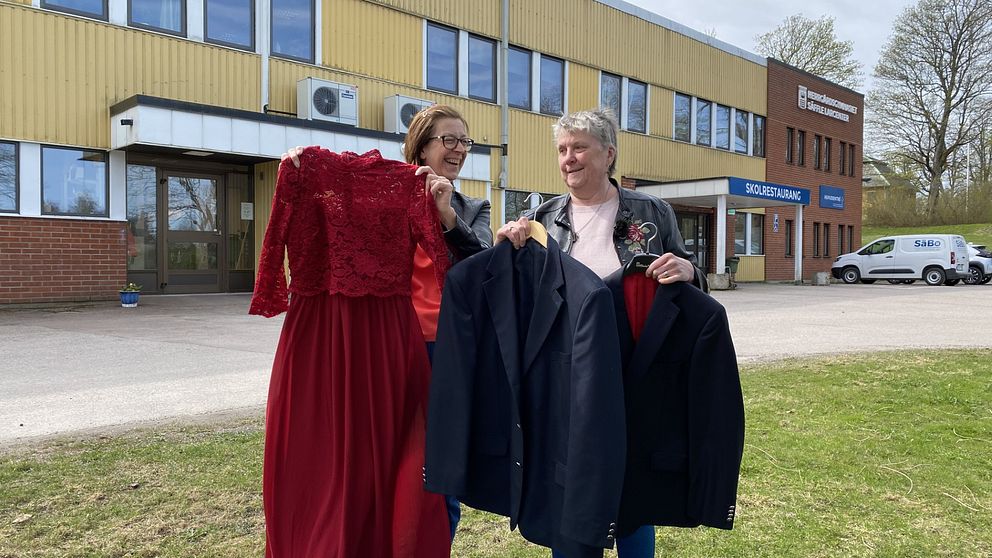 Jessica Snahr och Tina Koppfeldt Scott lämnar balkläder till gymnasieskolan