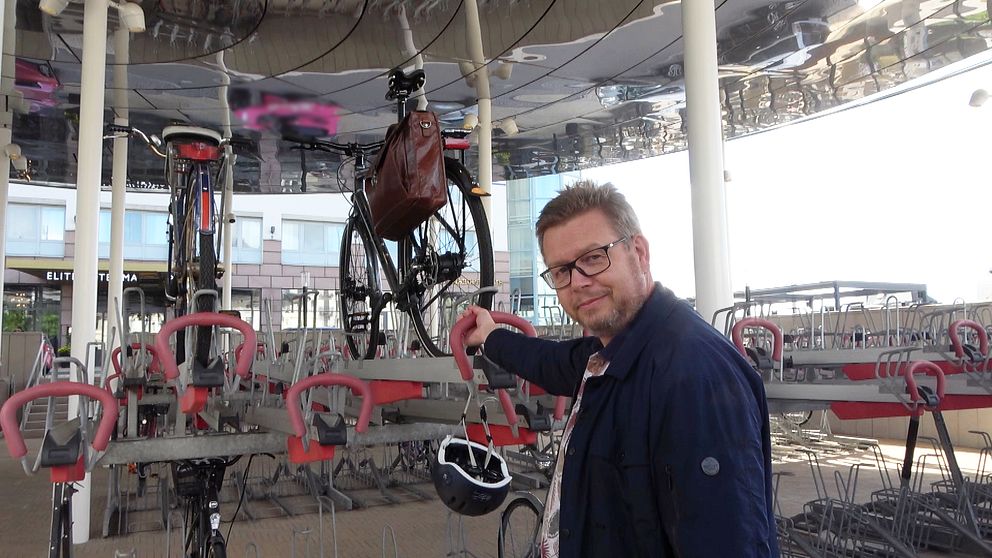 Oscar Grönvall parkerar cykeln i det nya cykelgaraget