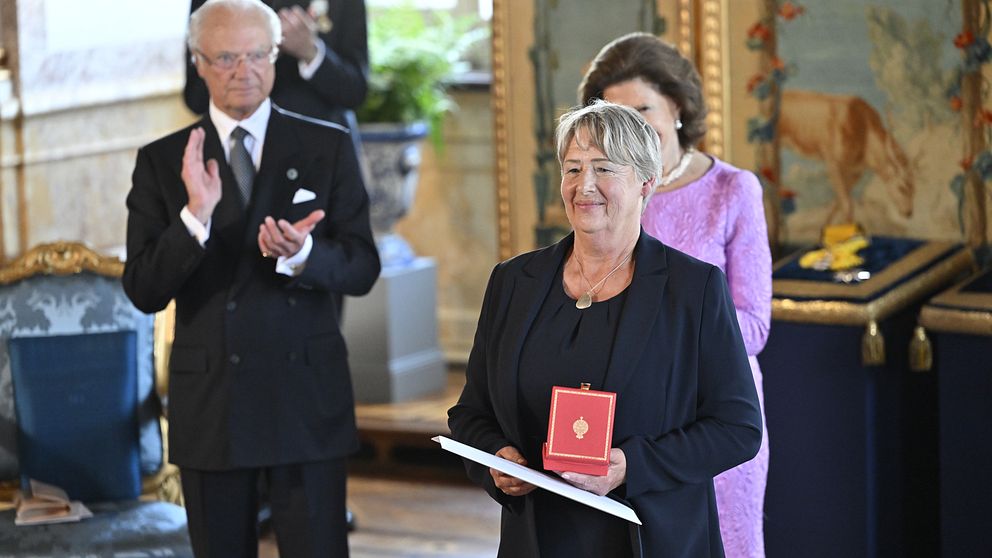 En kvinnlig socialarbetare från Angered tar emot ett pris på Kungliga slottet av kungen och drottningen.