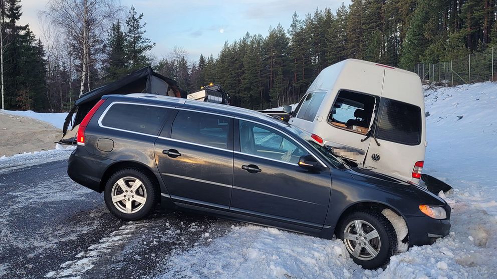 En bil har kört ner i diket på grund av halka.