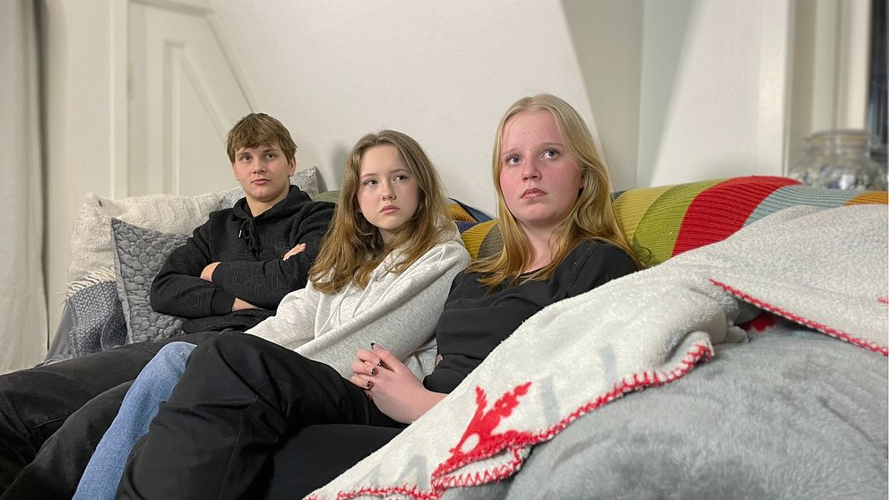 Tonåringarna Zackarias Liljeroth, Savanna McLaughlin och Engla Andersson, barndomsvänner till den mördade 16-åringen i Örkelljunga, sitter i en soffa.