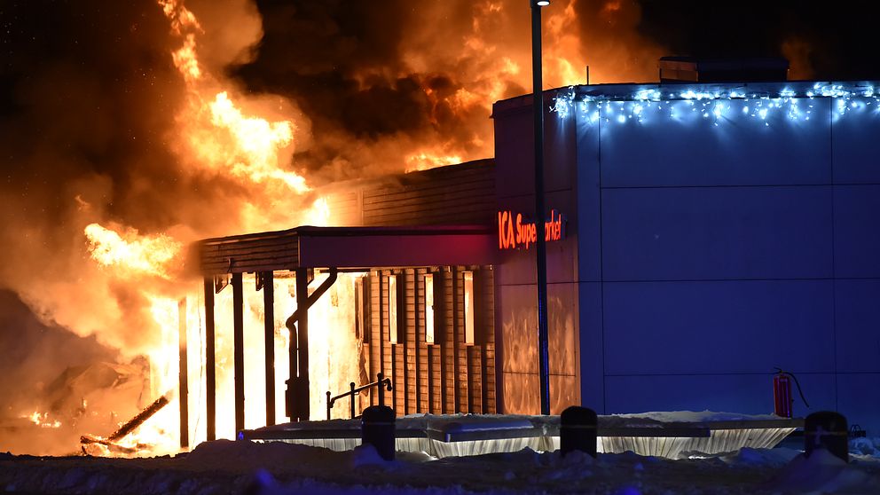Kraftig rökutveckling och stora lågor, brand på Ica Supermarket i Vagnhärad