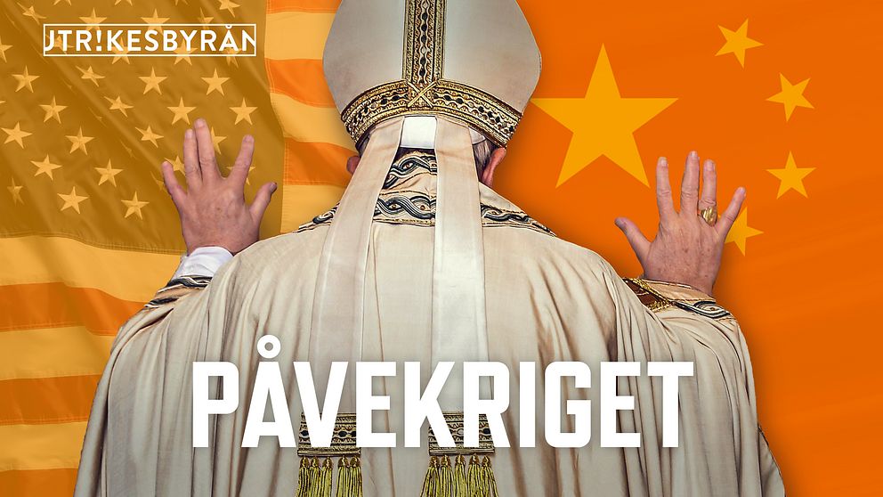 En påve står med ryggen vänd mot kameran, och håller upp sina händer mot en vägg. ”Väggen” består av en splitbild, i den vänstra delen ser man en amerikansk flagga och i den högra en kinesisk flagga.
