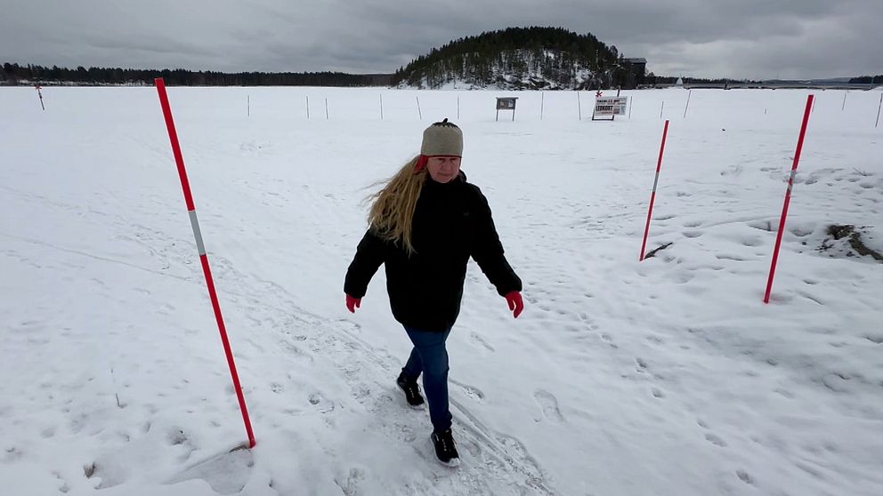 Umeälven i Lycksele, kvinna går vid isen