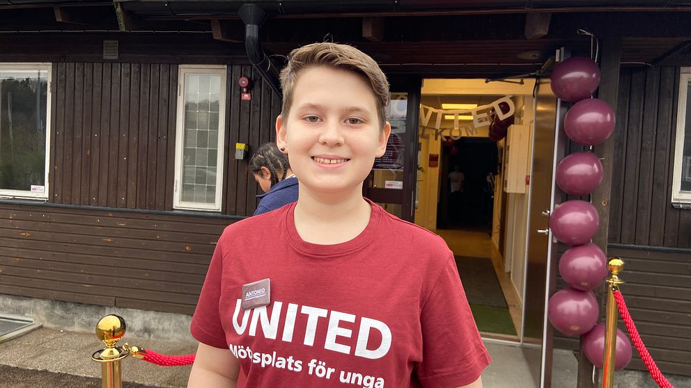 14-årige Antonio står utanför en ny ungdomsgård i Oskarström med en t-shirt där det står United.