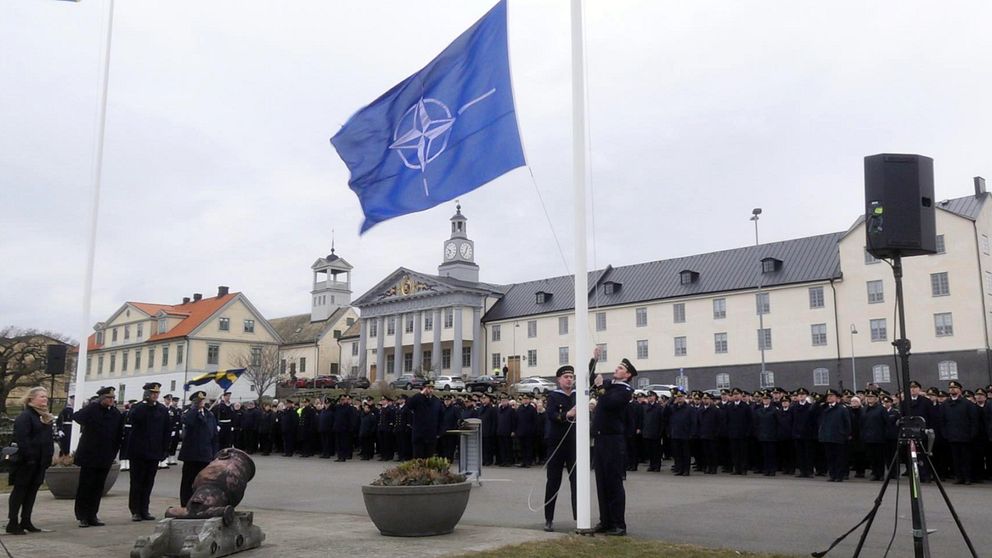 Matoflagga hissas på marinbasen i karlskrona