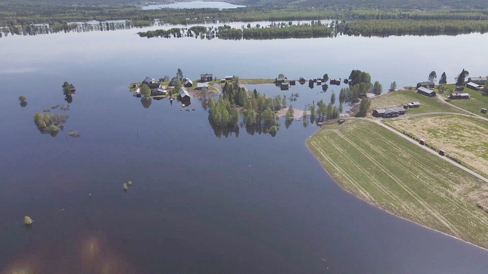 Delar av  byn Juoksengi fotat från luften som visar att stora delar ligger under vatten.