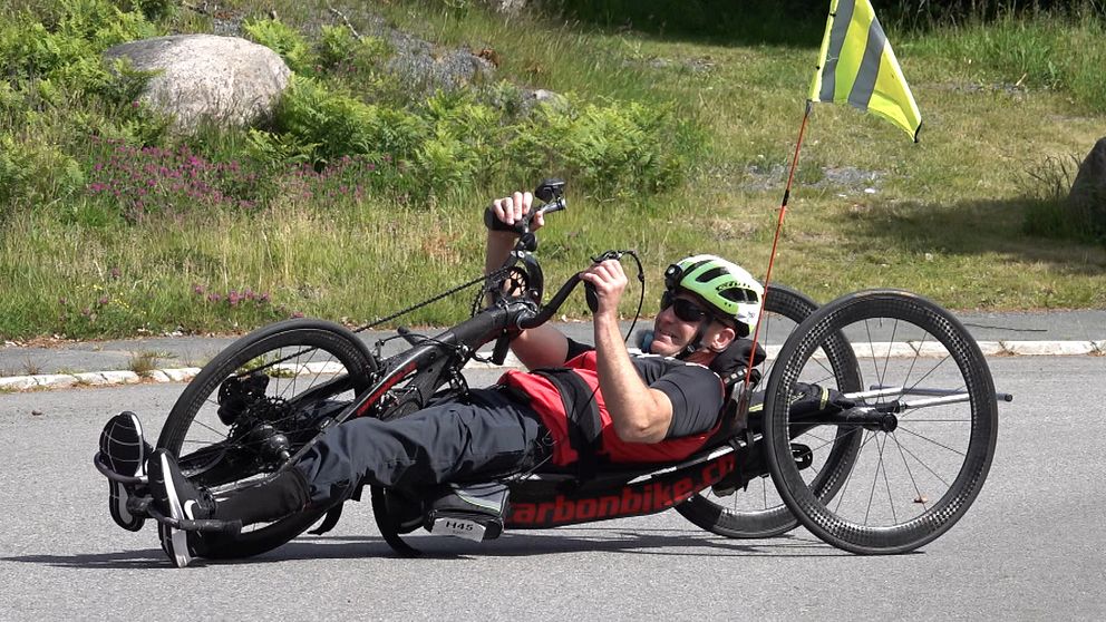 Man som handcyklar