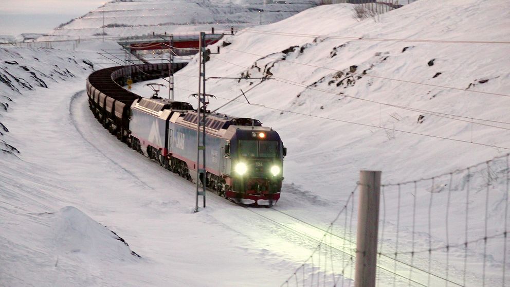 Ett malmtåg kör på Malmbanan.