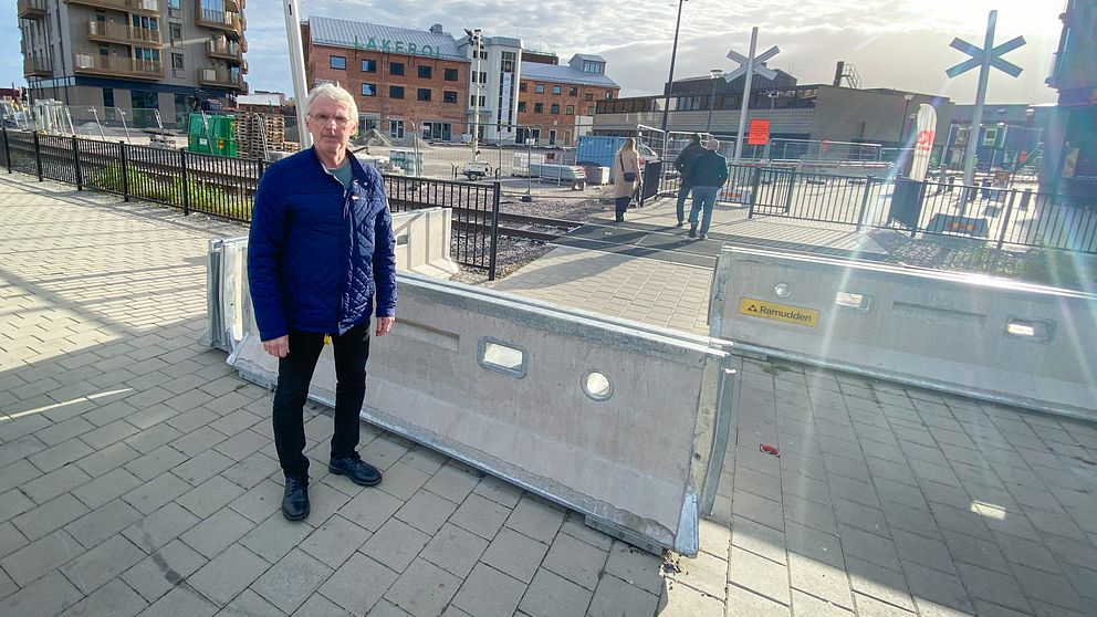 Mark Jones framför järnvägsövergången på Ahlgrens torg.