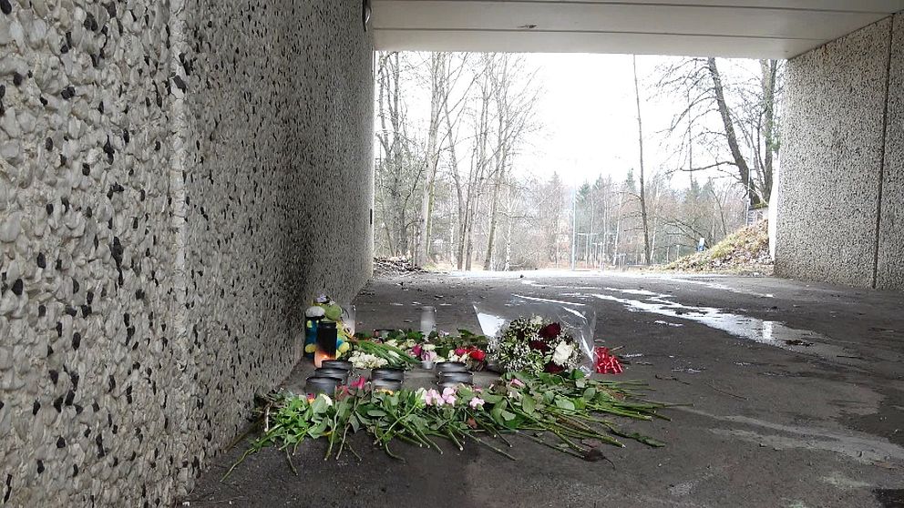 Blommor och ljus utplacerade i en tunnel som minnesmärke.