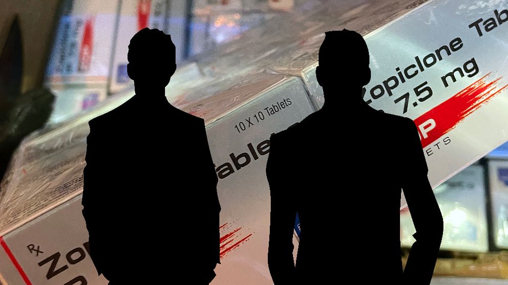 Silhuetter av två män framför en närbild på bild på beslagtagna narkotikaklassade tabletter.
