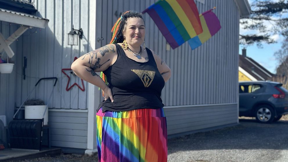 Här står Ida Koch med ett leende på läpparna efter att ha satt upp de nya Prideflaggorna.