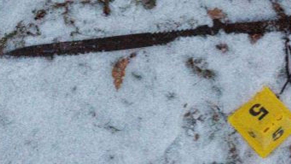 en svärd ligger i snön