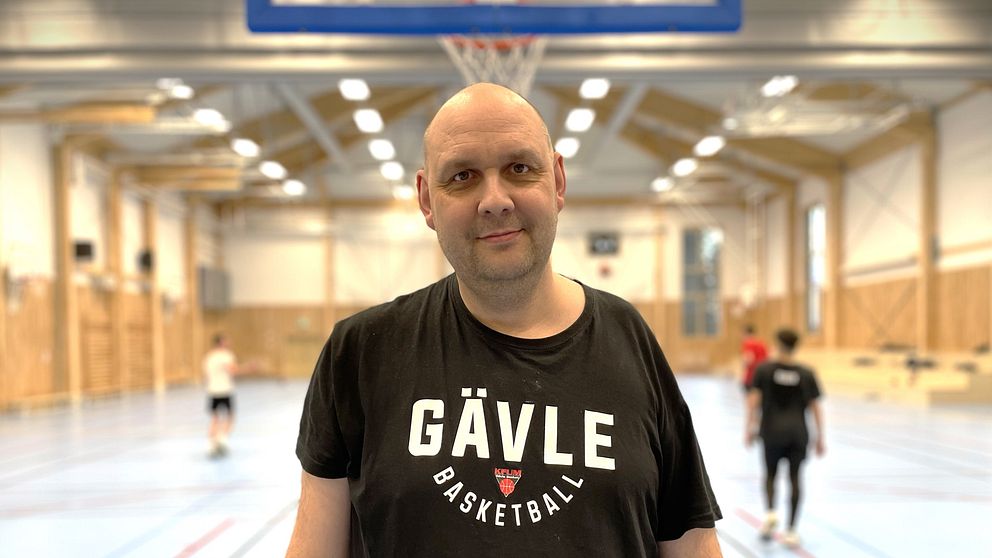 Baskettränaren Andreas Johansson i en baskethall i Gävle