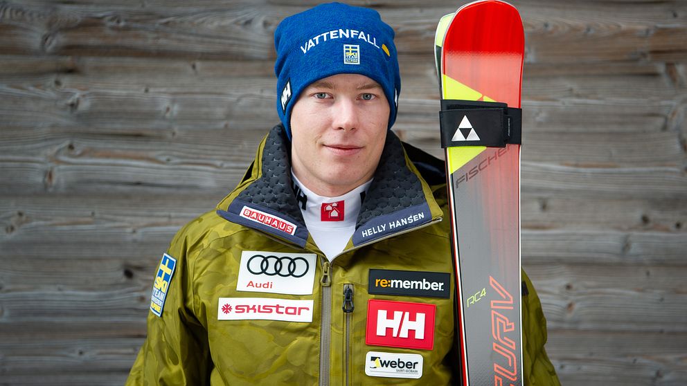 Kristoffer Jakobsson med ett par skidor, redo för alpina VM:s första dag.