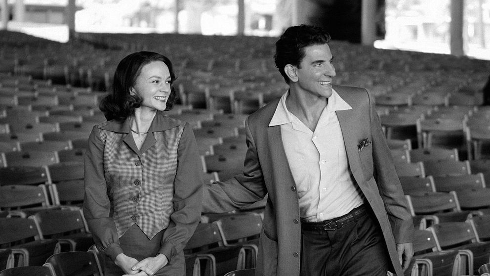 Carey Mulligan och Bradley Cooper spelar huvudrollerna i filmen Maestro som handlar om kompositören Leonard Bernsteins liv.