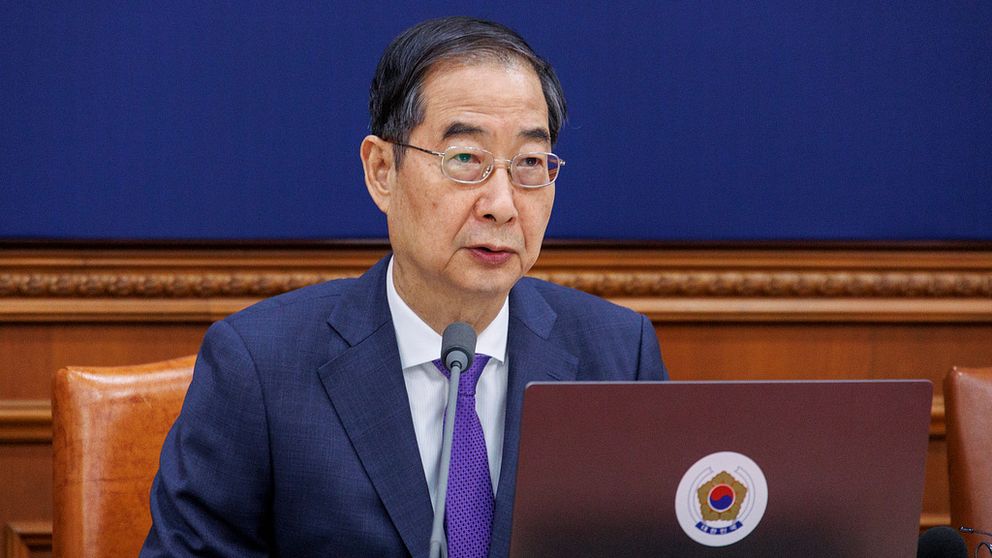 Sydkoreas premiärminister Han Duck-soo sitter vid en bärbar dator.