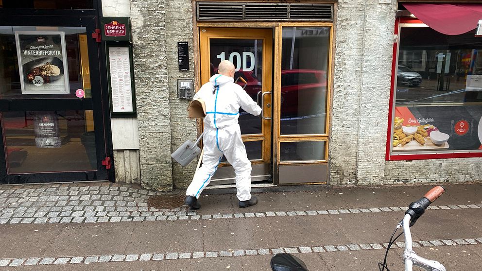 Sanerare går in i lägenhetsbyggnaden dagen efter branden i centrala Jönköping