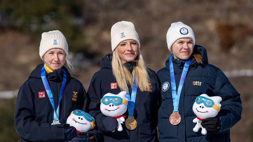 Sverige har tagit två nya medaljer på ungdoms-OS i Sydkorea. Efter en spurtstrid vann Elsa Tänglander guldet i nattens sprint före Kajsa Johansson som knep silvret.