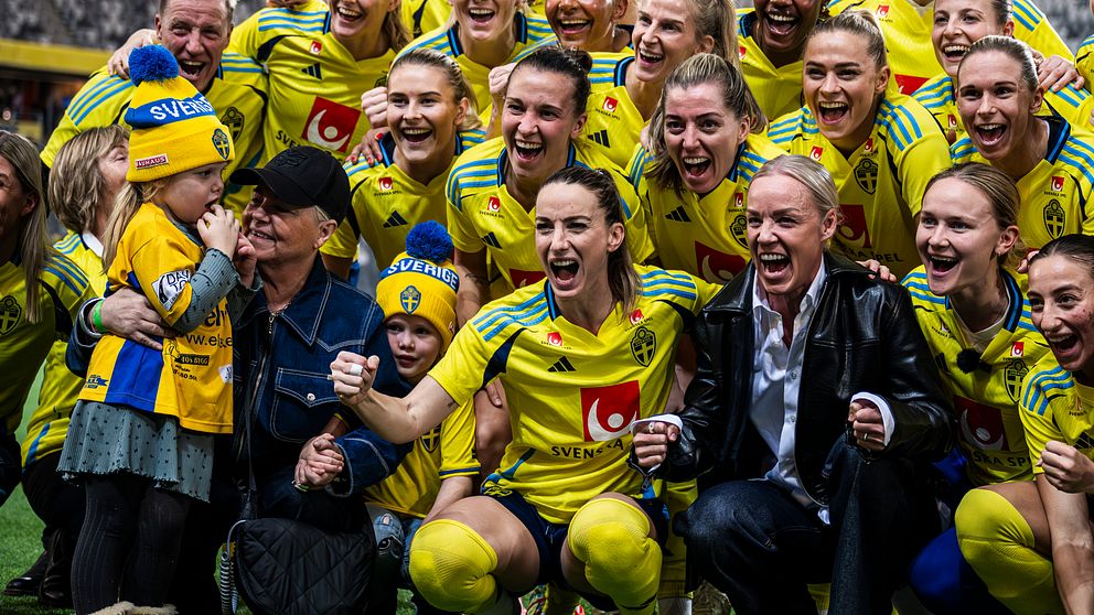 Damfotbollsspelare jublar