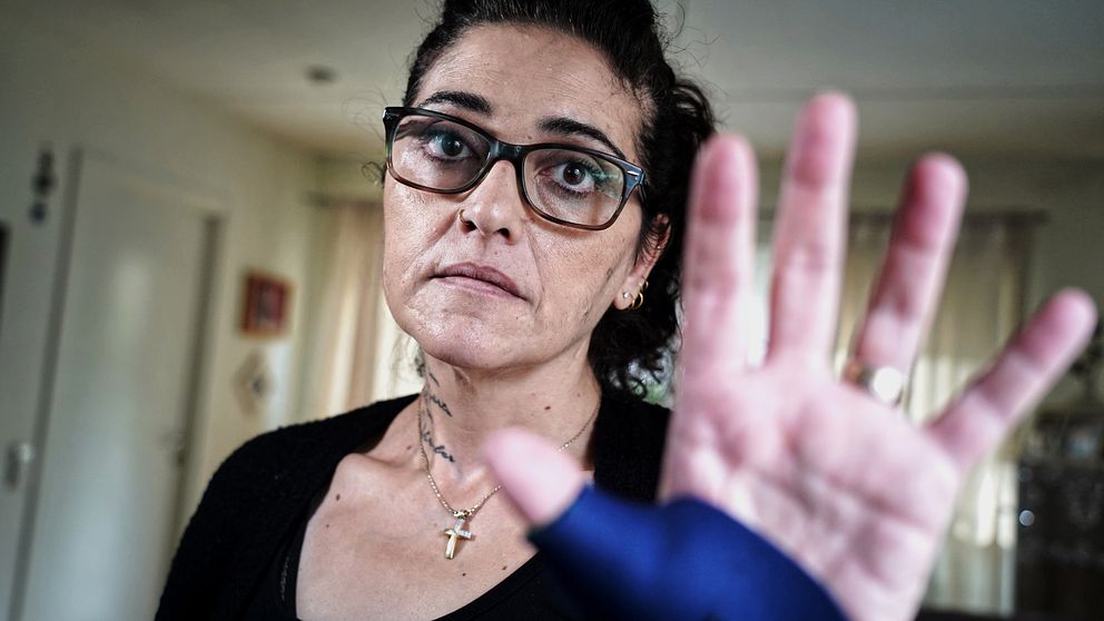 Kicki Antoniadou räcker handen mot kameran.